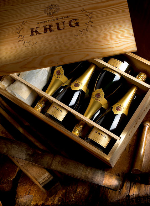 Agence de retouche photo à Paris spécialisée dans les vins et spiritueux de luxe. Post-production d'une caisse de champagne Krug : optimisation du veinage du bois, éclat des dorures et retouche de précision sur le verre sombre et les étiquettes.