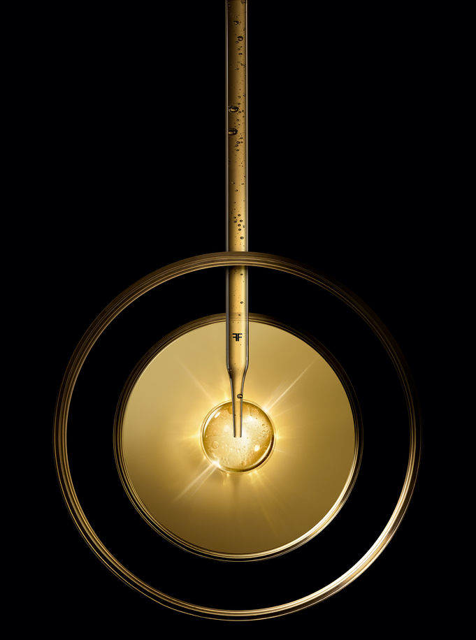 Expertise en retouche photo cosmétique à Paris par l'agence Cosmetics-Pictures. Ce visuel pour Filorga met en scène une pipette délivrant un sérum précieux, avec un travail complexe sur les reflets métalliques dorés et la symétrie parfaite des cercles.