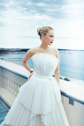 Retouche photo mode d’une femme en robe blanche en extérieur