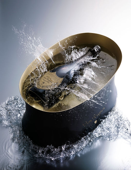 Post-production d’un visuel champagne Dom Pérignon avec effets d’eau