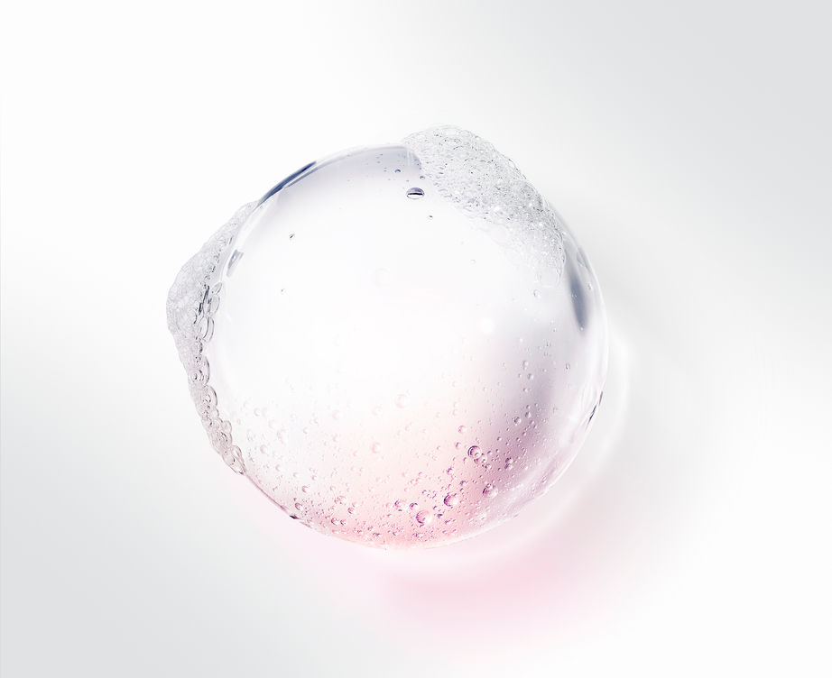 Savoir-faire en retouche photo matière par l'agence Cosmetics-Pictures à Paris. Sublimation d'une goutte de gel cosmétique Bioderma aux nuances rosées, avec un travail de haute précision sur la texture de la mousse et des micro-bulles en périphérie.
