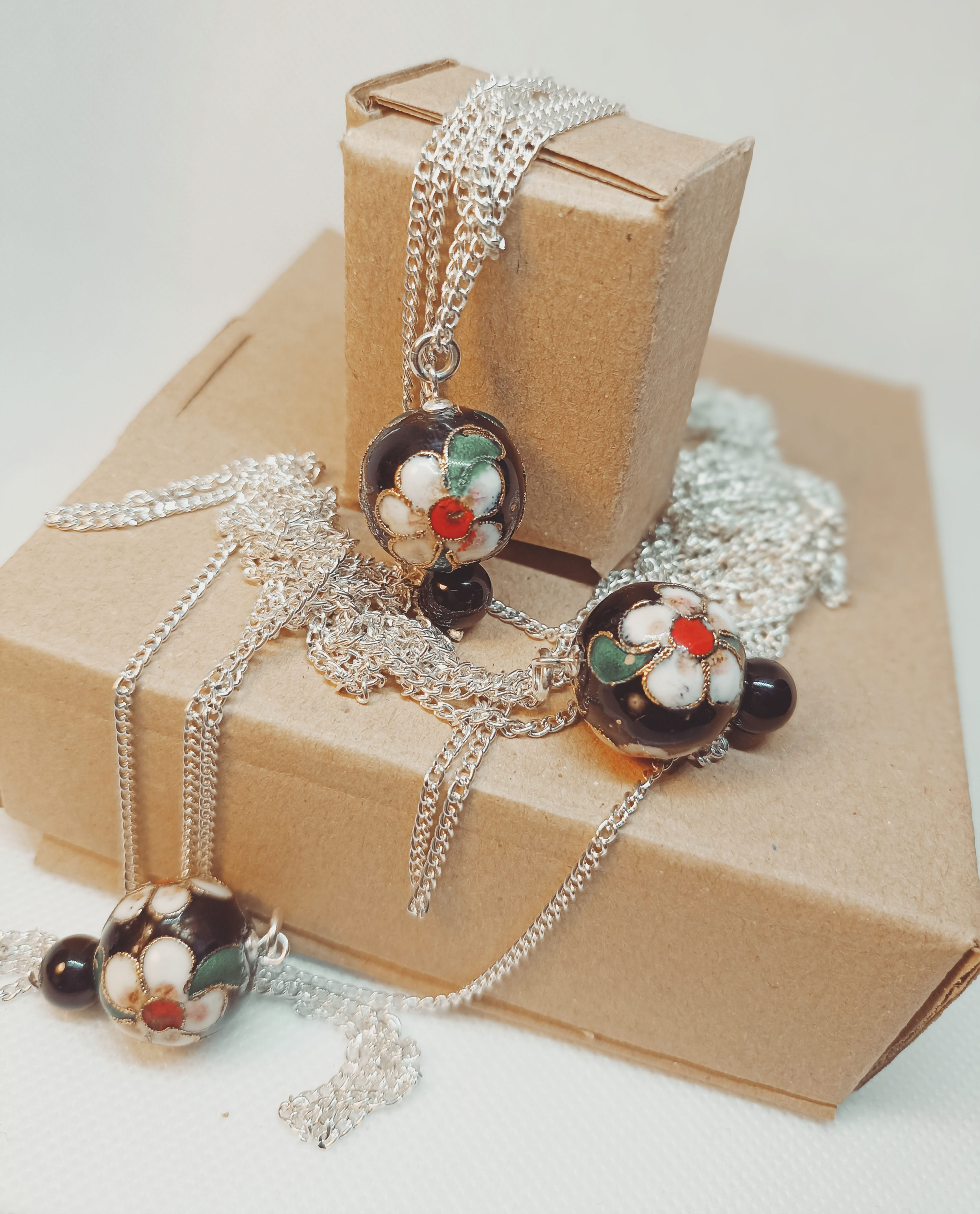 Onyks czarny z inkrustowaną złotem laką w srebrze