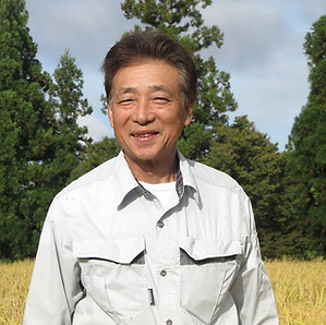 大白倉の棚田でインタビューを受ける田中英己さん