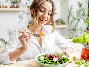 Alimentos y vitaminas esenciales para fortalecer tu cabello.