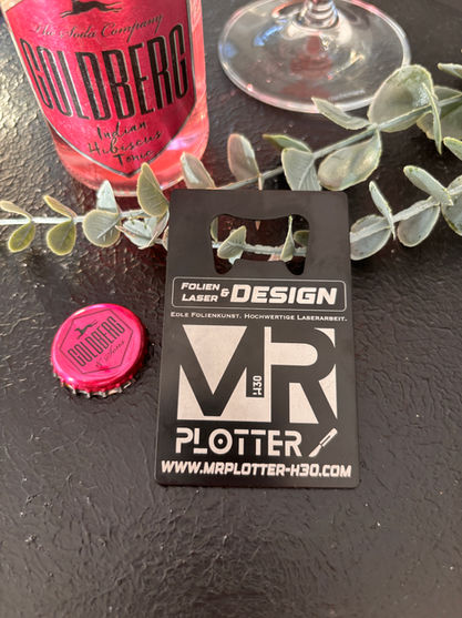 Personalisierter Flaschenöffner mit individueller Gravur. Praktisches Geschenk für Hochzeit, Geburtstag oder Vatertag. Geschenk für Bierliebhaber und besondere Anlässe.