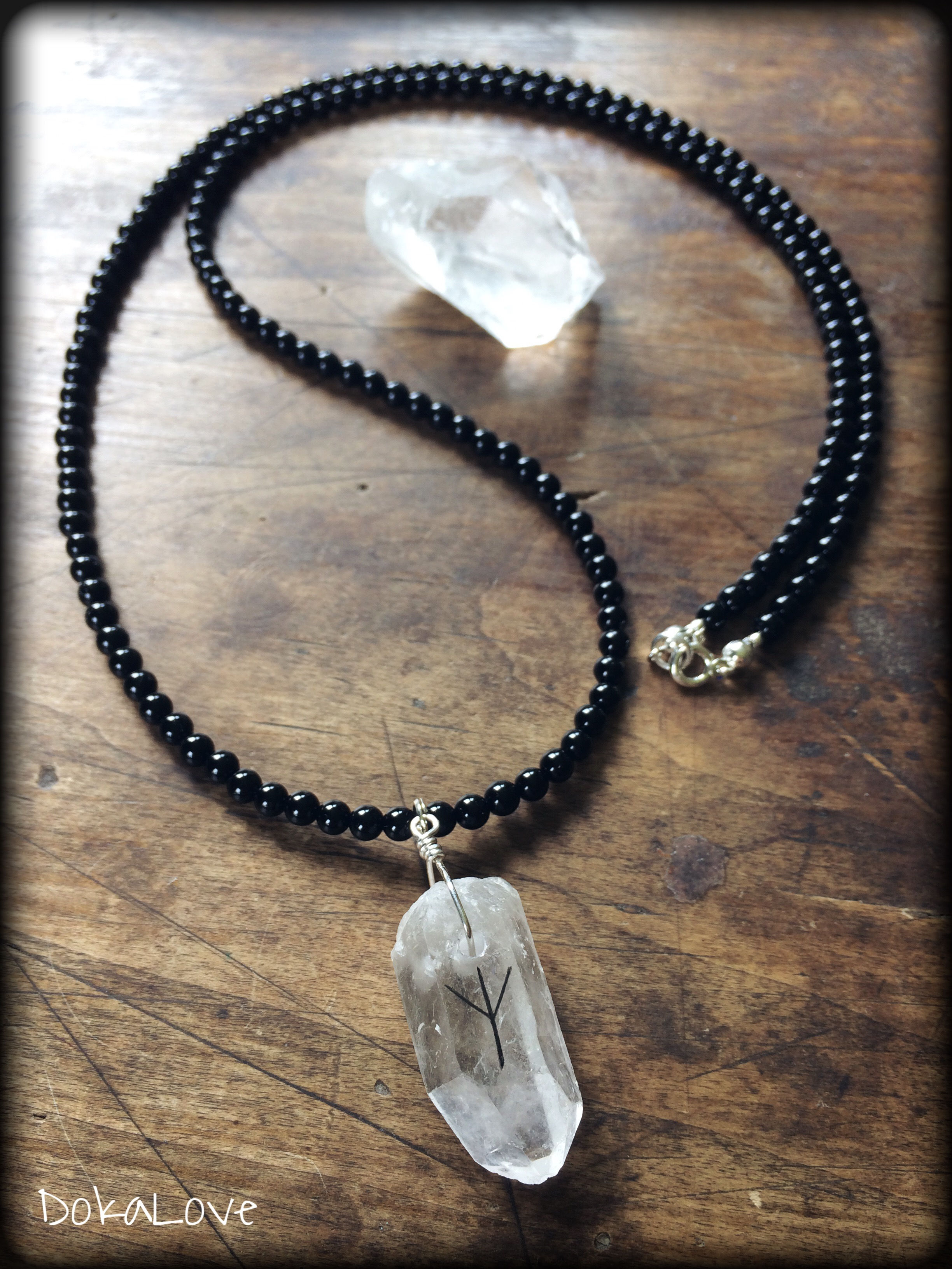 Naszyjnik - amulet z onyksu, kryształu górskiego i srebra, z Algiz