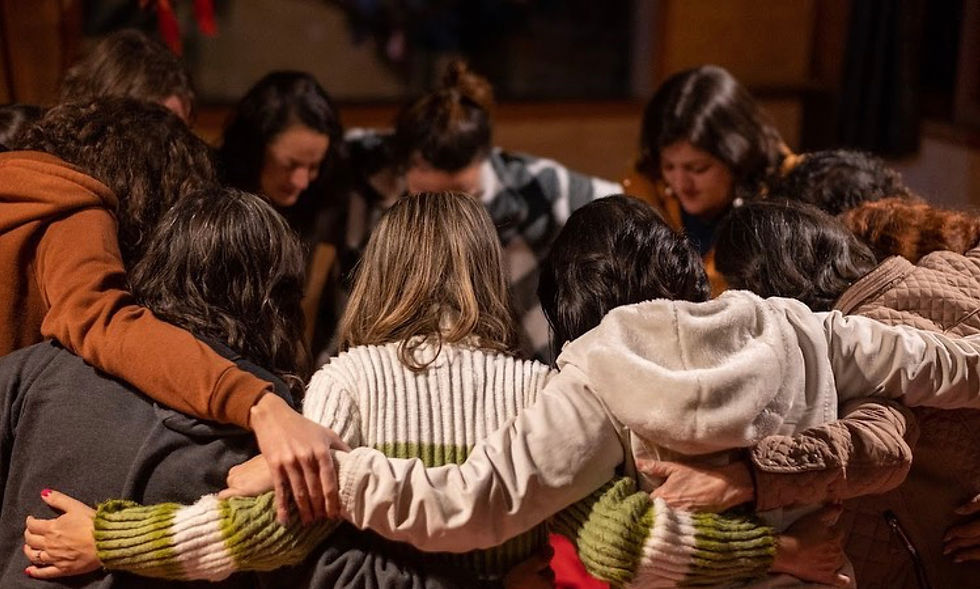 Mulheres em um abraço coletivo expressando sororidade