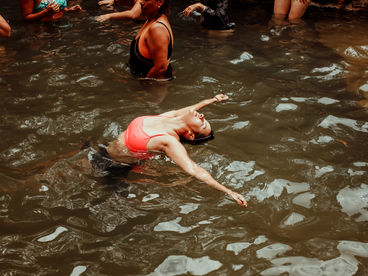 Migalhas não nutrem. Elas apenas enganam a fome.