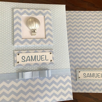 Álbum de fotos com folhas plásticas para 200 fotos 10 x 15. Cada folha tem capacidade para 4 fotos e espaço para colocação de memo descritivo sobre as fotos, que vem junto com o álbum.  Capa revestida com tecido, com moldura com aplique de balão e placa com nome. Vem acompanhado de caixa tipo livro feita em cartonagem, revestida com as mesmas estampas da capa do álbum. Montagem com parafusos. Verificar disponibilidade de estampas.

Frete não incluído.
Medidas do álbum: 25,0 x 19,0 x 6,0 cm (C x L x A)
Medidas da caixa: 29,0 x 24,0 x 9,0 cm (C x L x A)
Peso: 1.900g
Prazo de produção: 20 dias corridos
​
Valor: R$ 285,00