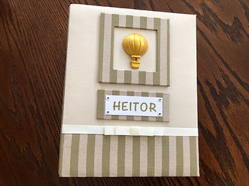 Álbum de fotos com folhas plásticas para 100 fotos 15 x 21. Cada folha tem capacidade para 2 fotos. Capa revestida com tecido, com moldura com aplique de balão e placa com nome. Montagem com parafusos. Verificar disponibilidade de estampas.
Frete não incluído.
Medidas: 24,0 x 19,0 x 6,0 cm (C x L x A)
Peso: 1.200g
Prazo de produção: 20 dias corridos
Valor: R$ 190,00