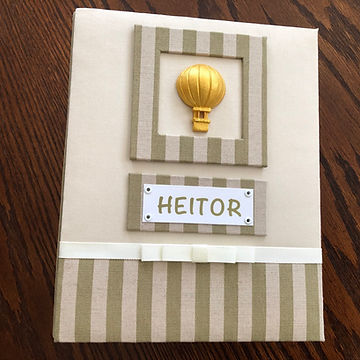 Álbum de fotos com folhas plásticas para 100 fotos 15 x 21. Cada folha tem capacidade para 2 fotos. Capa revestida com tecido, com moldura com aplique de balão e placa com nome. Montagem com parafusos. Verificar disponibilidade de estampas.
Frete não incluído.
Medidas: 24,0 x 19,0 x 6,0 cm (C x L x A)
Peso: 1.200g
Prazo de produção: 20 dias corridos
​
Valor: R$ 190,00