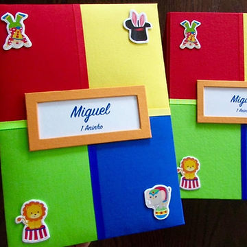 Álbum de fotos com folhas plásticas para 200 fotos 10 x 15. Cada folha tem capacidade para 4 fotos e espaço para colocação de memo descritivo sobre as fotos, que vem junto com o álbum. Capa revestida com tecido em estilo Patchwork e decorada com pequenos apliques no tema Circo e plaquinha com nome. Vem acompanhado de caixa tipo livro feita em cartonagem, também revestida em estilo Patchwork, com as mesmas estampas da capa do álbum. Montagem com parafusos. Verificar disponibilidade de estampas.

Frete não incluído.
Medidas do álbum: 25,0 x 19,0 x 6,0 cm (C x L x A)
Medidas da caixa: 29,0 x 24,0 x 9,0 cm (C x L x A)
Peso: 1.900g
Prazo de produção: 20 dias corridos
​
Valor: R$ 300,00