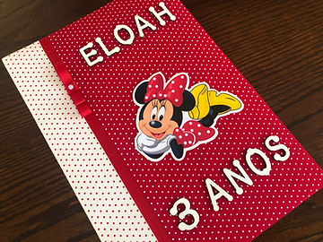 Álbum de fotos com folhas plásticas para 100 fotos 13 x 18. Cada folha tem capacidade para 4 fotos e espaço para colocação de memo descritivo sobre as fotos, que vem junto com o álbum. Capa revestida com tecido, com aplique da Minnie Vermelha, e nome em letras de MDF. Montagem com parafusos. Verificar disponibilidade de estampas.
Frete não incluído.
Medidas: 31,0 x 22,0 x 5,0 cm (C x L x A)
Peso: 1.200g
Prazo de produção: 20 dias corridos
Valor: R$ 200,00