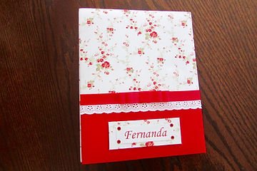 Álbum de fotos com folhas plásticas para 200 fotos 15 x 21. Cada folha tem capacidade para 2 fotos. Capa revestida com tecido, com placa com nome. Montagem com parafusos. Verificar disponibilidade de estampas.
Frete não incluído.
Medidas: 24,0 x 19,0 x 9,0 cm (C x L x A)
Peso: 1.600g
Prazo de produção: 20 dias corridos
Valor: R$ 240,00