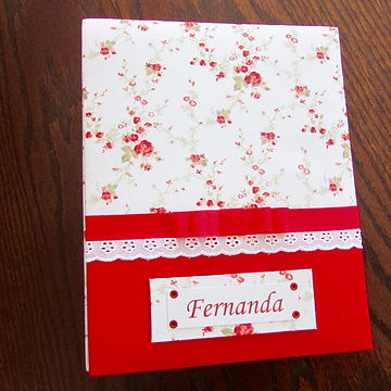 Álbum de fotos com folhas plásticas para 200 fotos 15 x 21. Cada folha tem capacidade para 2 fotos. Capa revestida com tecido, com placa com nome. Montagem com parafusos. Verificar disponibilidade de estampas.

Frete não incluído.
Medidas: 24,0 x 19,0 x 9,0 cm (C x L x A)
Peso: 1.600g
Prazo de produção: 20 dias corridos
​
Valor: R$ 240,00