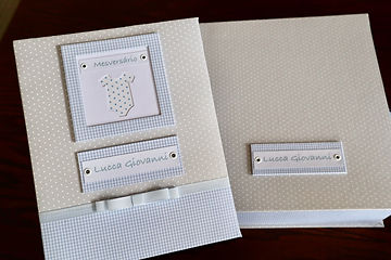 Álbum de fotos com folhas plásticas para 100 fotos 15 x 21. Cada folha tem capacidade para 2 fotos. Capa revestida com tecido, com plaquinha com nome do bebê e moldura decorada com body, feito em tecido (OBS: o body pode ser substituído por um carrinho de bebê). Vem acompanhado de caixa tipo livro feita em cartonagem, revestida com as mesmas estampas da capa do álbum. Fechamento com pinos. Verificar disponibilidade de estampas.
Frete não incluído.
Medidas do álbum: 24,0 x 19,0 x 6,0 cm (C x L x A)
Medidas da caixa: 28,0 x 24,0 x 9,0 cm (C x L x A)
Peso: 1.900g
Prazo de produção: 20 dias corridos
Valor: R$ 280,00