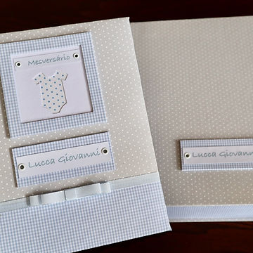 Álbum de fotos com folhas plásticas para 100 fotos 15 x 21. Cada folha tem capacidade para 2 fotos. Capa revestida com tecido, com plaquinha com nome do bebê e moldura decorada com body, feito em tecido (OBS: o body pode ser substituído por um carrinho de bebê). Vem acompanhado de caixa tipo livro feita em cartonagem, revestida com as mesmas estampas da capa do álbum. Fechamento com pinos. Verificar disponibilidade de estampas. 

Frete não incluído.
Medidas do álbum: 24,0 x 19,0 x 6,0 cm (C x L x A)
Medidas da caixa: 28,0 x 24,0 x 9,0 cm (C x L x A)
Peso: 1.900g
Prazo de produção: 20 dias corridos
​
Valor: R$ 280,00