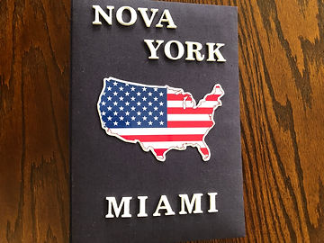Álbum de fotos com folhas plásticas para 250 fotos 10 x 15. Cada folha tem capacidade para 4 fotos e espaço para colocação de memo descritivo sobre as fotos, que vem junto com o álbum. Capa revestida com tecido, decorada com aplique de mapa do EUA e nome das cidades visitadas em letras de MDF. Montagem com parafusos. Verificar disponibilidade de estampas.
Frete não incluído.
Medidas: 25,0 x 19,0 x 7,0 cm (C x L x A)
Peso: 1.300g
Prazo de produção: 20 dias corridos
Valor: R$ 220,00