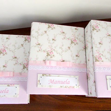 Álbum de fotos com folhas plásticas para 200 fotos 15 x 21. Cada folha tem capacidade para 2 fotos. Capa revestida com tecido, com placa com nome. Montagem com parafusos. Verificar disponibilidade de estampas.

Frete não incluído.
Medidas: 24,0 x 19,0 x 9,0 cm (C x L x A)
Peso: 1.600g
Prazo de produção: 20 dias corridos
​
Valor: R$ 240,00 (o valor de R$ 240,00 é unitário, refere-se a um Álbum para 200 Fotos 15 x 21)