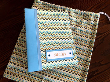 Álbum de fotos com folhas plásticas para 200 fotos 15 x 21. Cada folha tem capacidade para 2 fotos. Capa revestida com tecido e com placa com nome. Vem acompanhado de saquinho de tecido feito com a mesma estampa da capa do álbum. Montagem com parafusos. Verificar disponibilidade de estampas.
Frete não incluído.
Medidas: 24,0 x 19,0 x 9,0 cm (C x L x A)
Peso: 1.600g
Prazo de produção: 20 dias corridos
Valor: R$ 285,00
