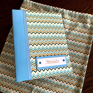 Álbum de fotos com folhas plásticas para 200 fotos 15 x 21. Cada folha tem capacidade para 2 fotos. Capa revestida com tecido e com placa com nome. Vem acompanhado de saquinho de tecido feito com a mesma estampa da capa do álbum. Montagem com parafusos. Verificar disponibilidade de estampas.

Frete não incluído.
Medidas: 24,0 x 19,0 x 9,0 cm (C x L x A)
Peso: 1.600g
Prazo de produção: 20 dias corridos
​
Valor: R$ 285,00