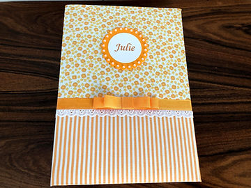Álbum de fotos com folhas plásticas para 200 fotos 10 x 15. Cada folha tem capacidade para 4 fotos e espaço para colocação de memo descritivo sobre as fotos, que vem junto com o álbum. Capa revestida com tecido, e com plaquinha em EVA com nome, decorada com pérolas. Montagem com parafusos. Verificar disponibilidade de estampas.
Frete não incluído.
Medidas: 25,0 x 19,0 x 6,0 cm (C x L x A)
Peso: 1.300g
Prazo de produção: 20 dias corridos
Valor: R$ 185,00