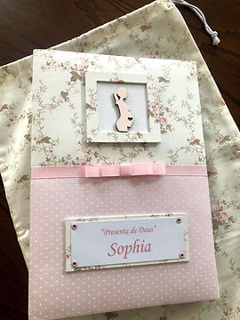 Álbum de fotos com folhas plásticas para 200 fotos 10 x 15. Cada folha tem capacidade para 4 fotos e espaço para colocação de memo descritivo sobre as fotos, que vem junto com o álbum. Capa revestida com tecido, com moldura com aplique de grávida e placa com nome. Vem acompanhado de saquinho de tecido feito com a mesma estampa da capa do álbum. Montagem com parafusos. Verificar disponibilidade de estampas.
Frete não incluído.
Medidas: 25,0 x 19,0 x 6,0 cm (C x L x A)
Peso: 1.300g
Prazo de produção: 20 dias corridos
Valor: R$ 230,00