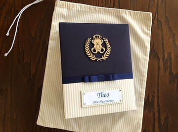 Álbum de fotos com folhas plásticas para 100 fotos 15 x 21. Cada folha tem capacidade para 2 fotos. Capa revestida com tecido, com aplique de urso com trigo e placa com nome. Vem acompanhado de saquinho de tecido feito com a mesma estampa da capa do álbum. Montagem com parafusos. Verificar disponibilidade de estampas.
Frete não incluído.
Medidas: 24,0 x 19,0 x 6,0 cm (C x L x A)
Peso: 1.200g
Prazo de produção: 20 dias corridos
Valor: R$ 230,00