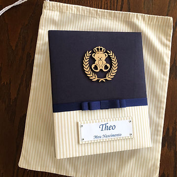 Álbum de fotos com folhas plásticas para 100 fotos 15 x 21. Cada folha tem capacidade para 2 fotos. Capa revestida com tecido, com aplique de urso com trigo e placa com nome. Vem acompanhado de saquinho de tecido feito com a mesma estampa da capa do álbum. Montagem com parafusos. Verificar disponibilidade de estampas.

Frete não incluído.
Medidas: 24,0 x 19,0 x 6,0 cm (C x L x A)
Peso: 1.200g
Prazo de produção: 20 dias corridos
​
Valor: R$ 230,00