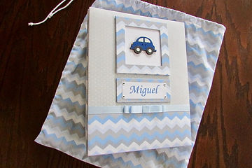 Álbum de fotos com folhas plásticas para 200 fotos 15 x 21. Cada folha tem capacidade para 2 fotos. Capa revestida com tecido, com moldura com aplique de carrinho e placa com nome. Vem acompanhado de saquinho de tecido feito com a mesma estampa da capa do álbum. Montagem com parafusos. Verificar disponibilidade de estampas.
Frete não incluído.
Medidas: 24,0 x 19,0 x 9,0 cm (C x L x A)
Peso: 1.600g
Prazo de produção: 20 dias corridos
Valor: R$ 285,00