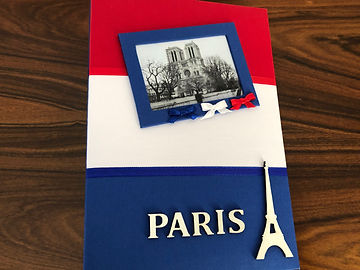 Álbum de fotos com folhas plásticas para 250 fotos 10 x 15. Cada folha tem capacidade para 4 fotos e espaço para colocação de memo descritivo sobre as fotos, que vem junto com o álbum. Capa revestida com tecido, com as cores e o formato da bandeira da França. Montagem com parafusos. Verificar disponibilidade de estampas.
Frete não incluído.
Medidas: 25,0 x 19,0 x 7,0 cm (C x L x A)
Peso: 1.300g
Prazo de produção: 20 dias corridos
Valor: R$ 220,00