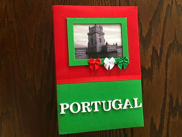 Álbum de fotos com folhas plásticas para 250 fotos 10 x 15. Cada folha tem capacidade para 4 fotos e espaço para colocação de memo descritivo sobre as fotos, que vem junto com o álbum. Capa revestida com tecido, com as cores e o formato da bandeira de Portugal. Montagem com parafusos. Verificar disponibilidade de estampas.
Frete não incluído.
Medidas: 25,0 x 19,0 x 7,0 cm (C x L x A)
Peso: 1.300g
Prazo de produção: 20 dias corridos
Valor: R$ 220,00