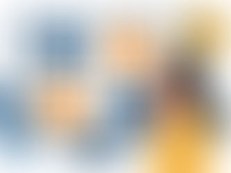 Ilustração de uma mulher pensativa olhando para uma tela de computador que exibe quatro ícones de arquivos de vídeo com os formatos MP4, MOV, AVI e WMV. Acima da mulher, há um balão com um ponto de interrogação amarelo, indicando dúvida sobre qual formato escolher. Ao lado da tela, há um vaso com planta.