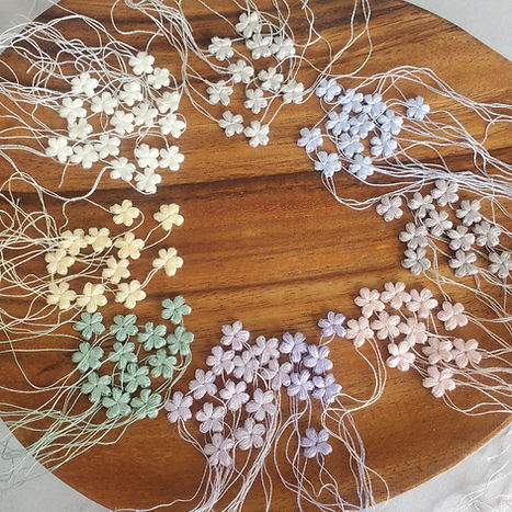 レース針で編んだ刺繍糸の小さなお花たち