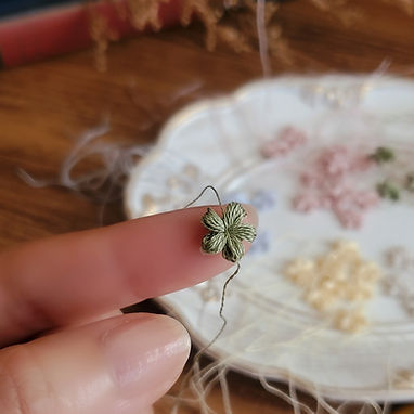 一本の刺繍糸をレース針を使って編んだ小さなお花