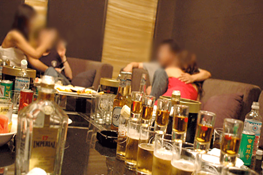 송탄룸싸롱 vip 룸에서 위스키를 마시며 좋은시간을 보내고 있는 사진