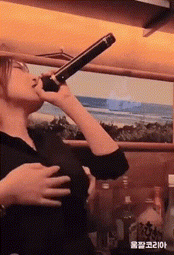 오창노래방 에서 노래를 부르고 있는 매니저 gif