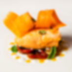 Salmone al forno, carote croccanti, pomodorini, yougurt e menta.