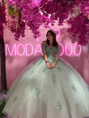 Moda 2000 quince taking photo 
