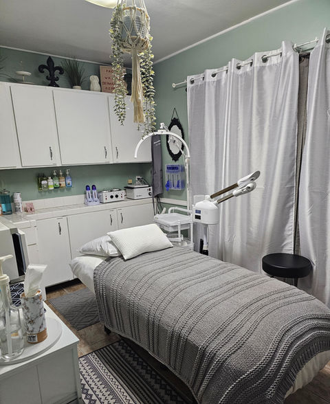 Complexions by Misty Booth and private suite rental for hairstylists, manicurists and estheticians