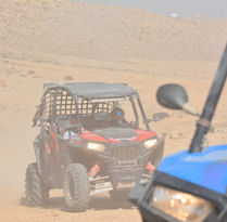 רייזר של רייזר רמון נוסע בתוך ענני אבק בשבילי המדבר הפתוחים