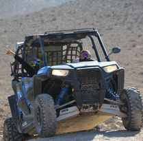 רייזר כחול של רייזר רמון בנהיגה עצמית על שביל סלעי מאתגר במכתש רמון