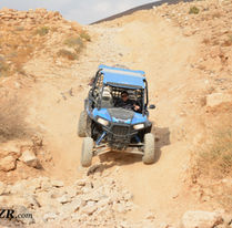 רייזר כחול של רייזר רמון על שביל סלעי ומאתגר בלב מכתש רמון.