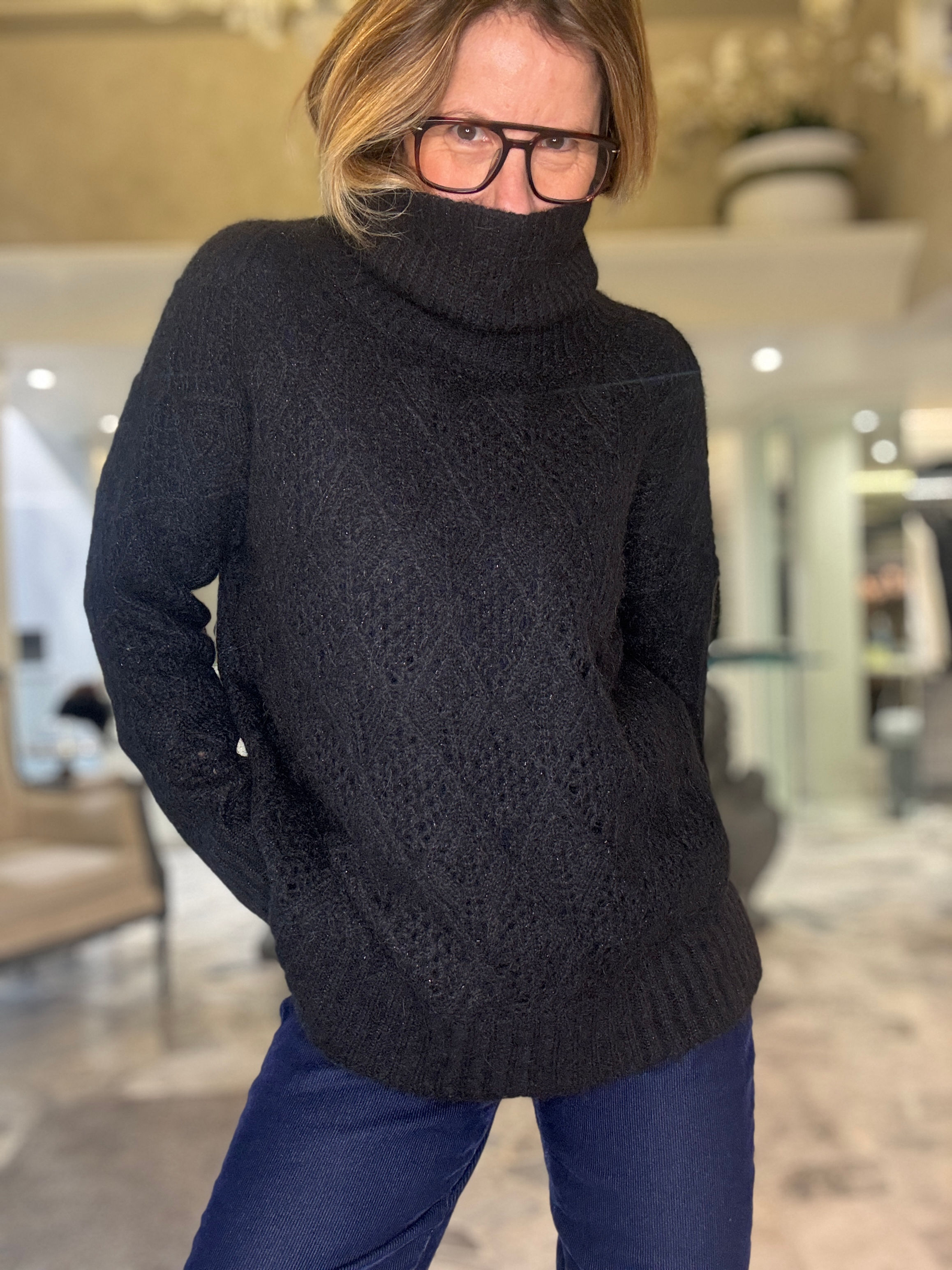 Maglia collo alto traforata