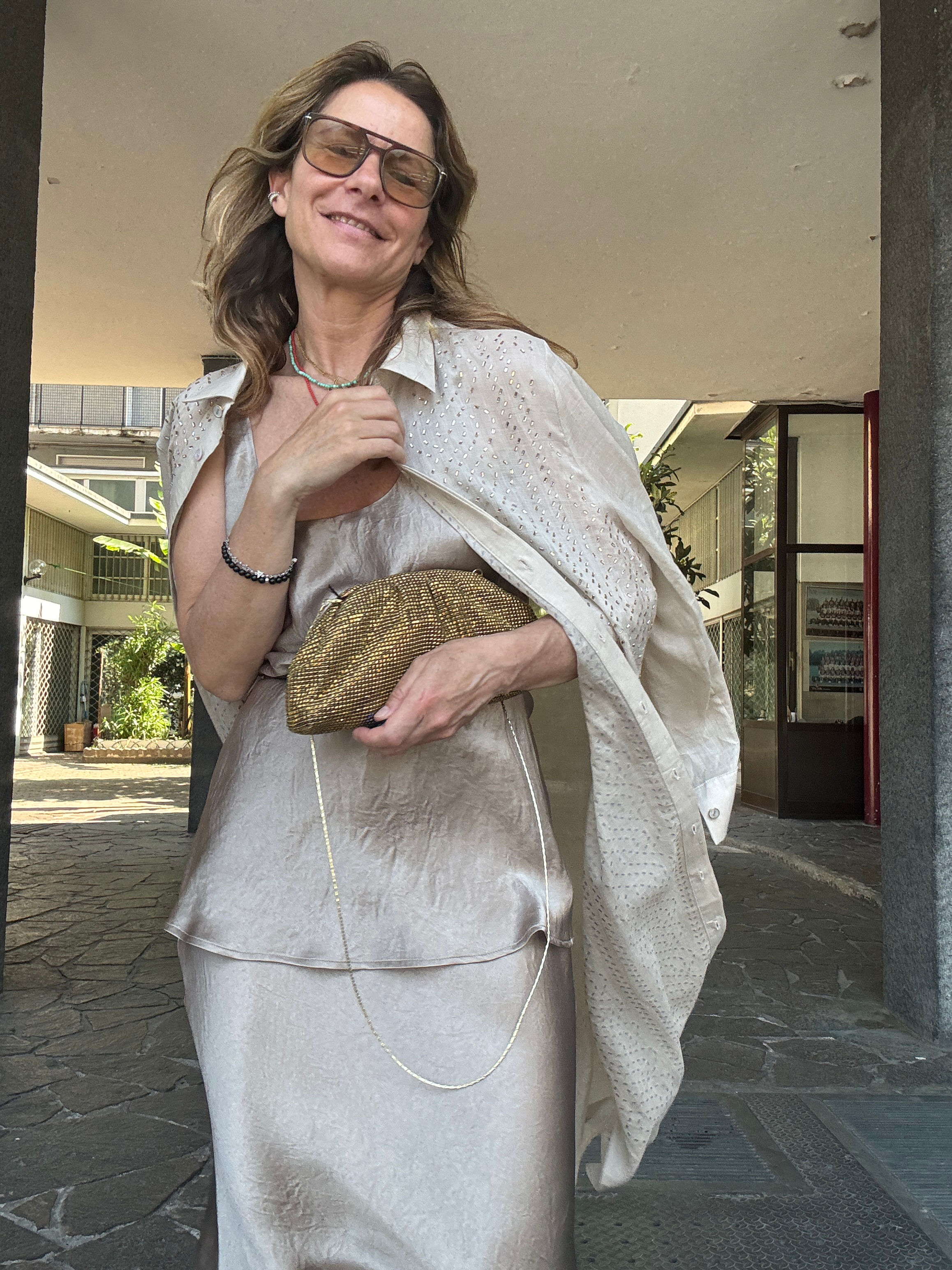 Abito con applicazioni di strass