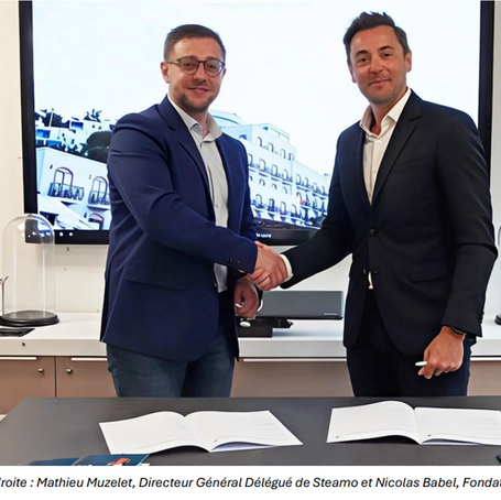 Mathieu Muzelet, directeur général de Steamo, et Nicolas Babel, fondateur et CEO d’Ewattch, se serrant la main lors de la signature du partenariat.