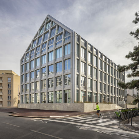 un immeuble bas carbone de 3 990 m² à Issy-les-Moulineaux, conçu comme une villa urbaine avec exosquelette préfabriqué et plateaux ultra-lumineux.