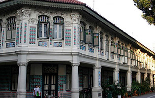 First Transitional shophouse style in Singapore showing taller heritage shophouses from the early 1900s.
