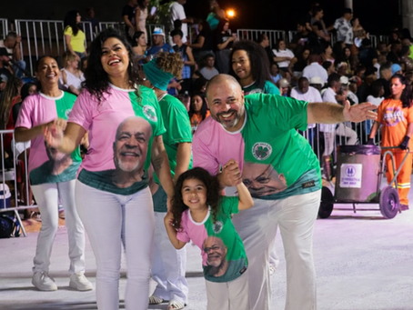 Desfile de Carnaval de Rua reúne grande público e ocorre sem atrasos em São Leopoldo