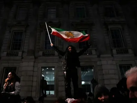 Protestos no Irã elevam tensão com EUA e governo fala em negociação e confronto